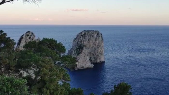 naufragio a capri a picco barca con 5 persone a bordo