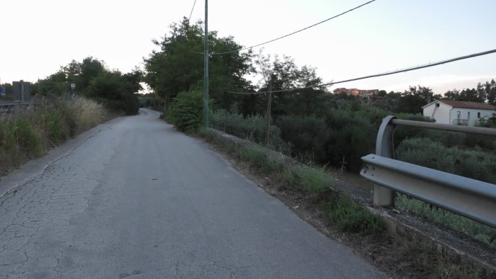 ariano strada ad alto rischio senza protezioni a torreamando