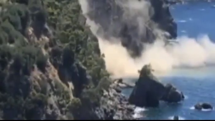 paura a positano franano grossi massi a mare