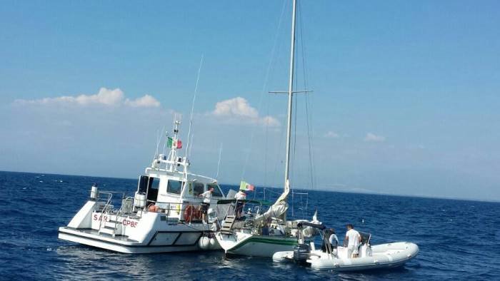 barca investe ragazzina in mare e la ferisce