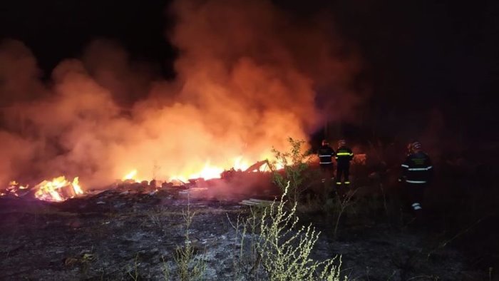 battipaglia vasto incendio nella notte in via fosso pioppo