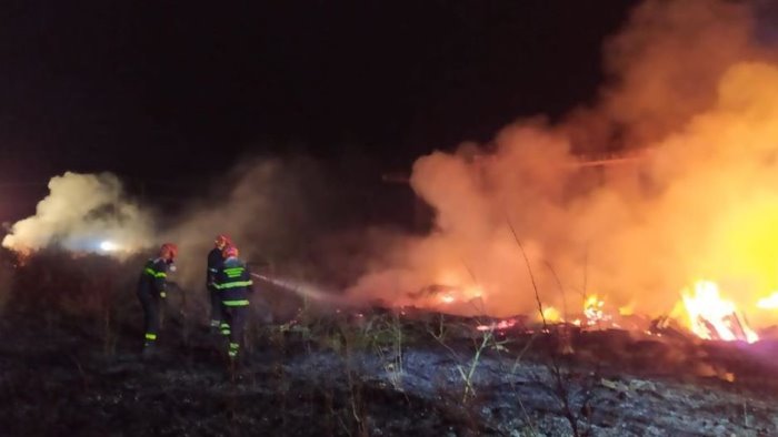 incendio a battipaglia il sindaco ancora una volta doloso