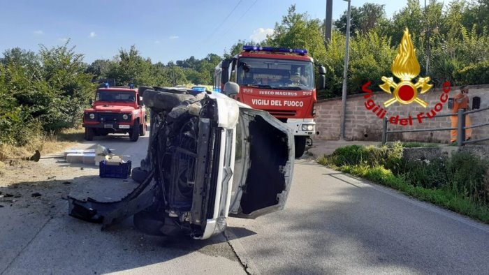 sbanda sulla provinciale e si ribalta 64enne al moscati