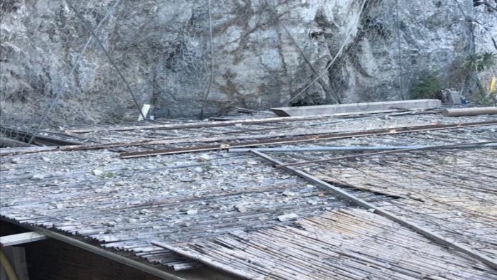 piovono pietre in spiaggia a conca dei marini