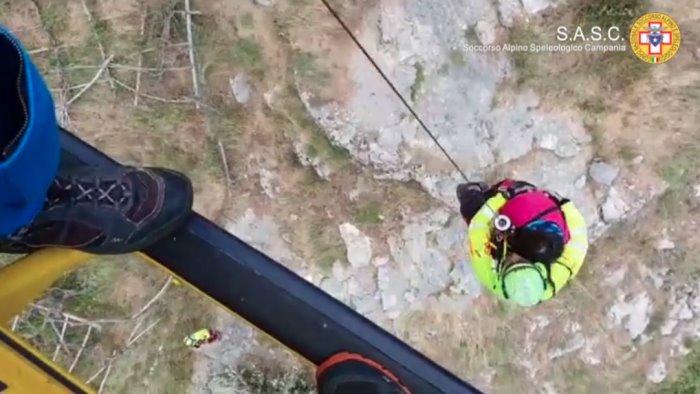 paura a conca dei marini rocciatore cade nel vuoto