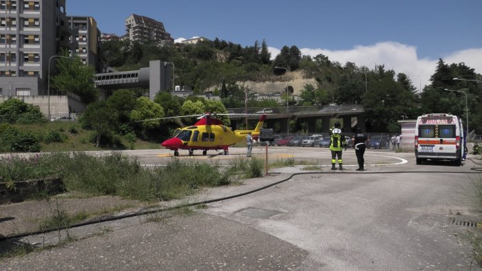 cade da un albero corsa disperata in elicottero per una donna