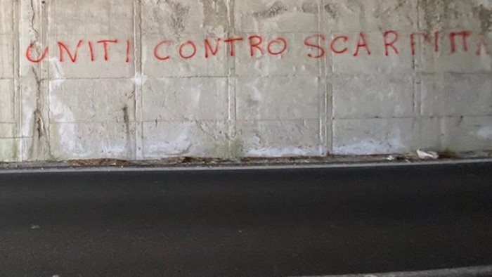 camerota scritte offensive contro il sindaco scarpitta