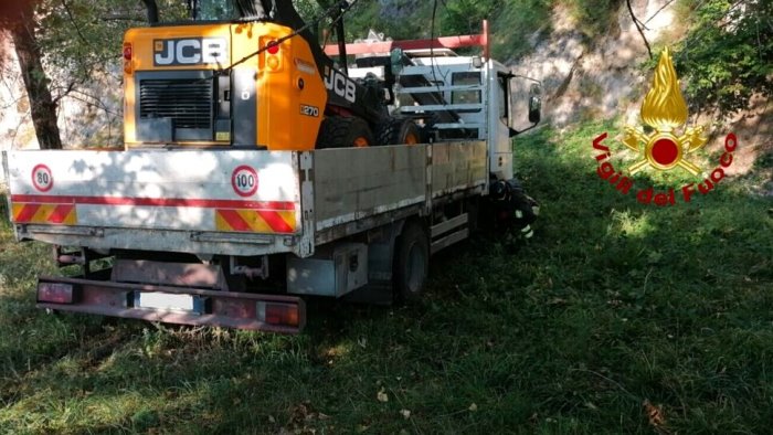 camion finisce in un terreno ferito operaio