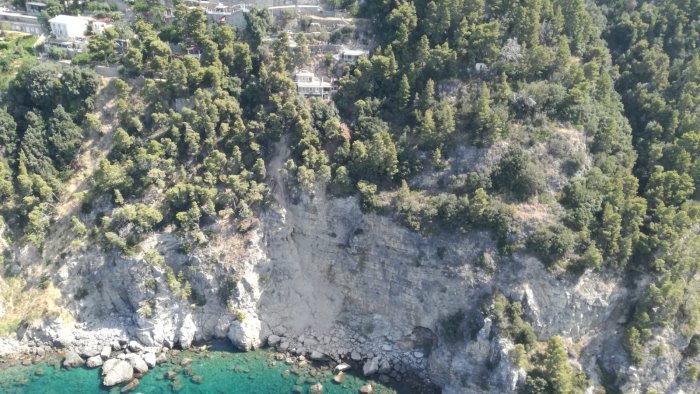 il crollo in costiera provocato da un cantiere abusivo