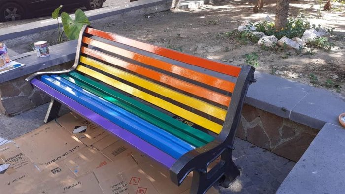 napoli inaugurate nella x municipalita le panchine rainbow