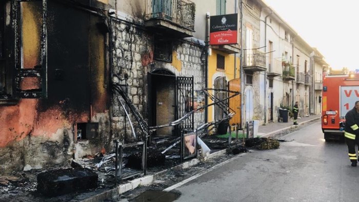 incendio distrugge tende sedie e tavolini di un bar