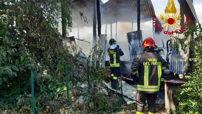 in fiamme deposito agricolo quattro ore per spegnere il rogo