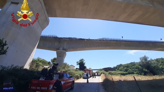 tragedia nel salernitano tir precipita dal viadotto in autostrada due vittime