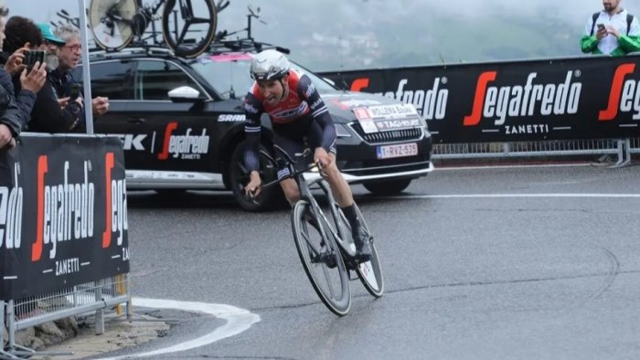 mollema vince per distacco al tour pogacar resta leader