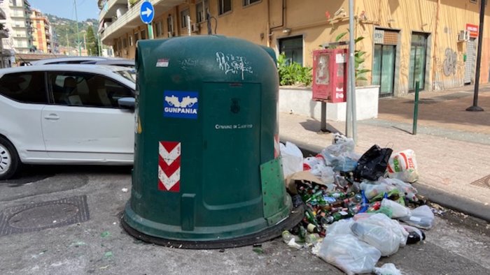 salerno mini discarica nei pressi della campana del vetro