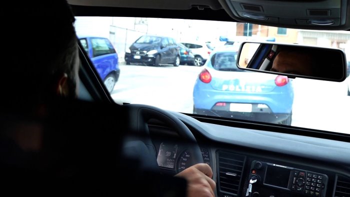 rapino una coppia ferma in auto rintracciato e arrestato