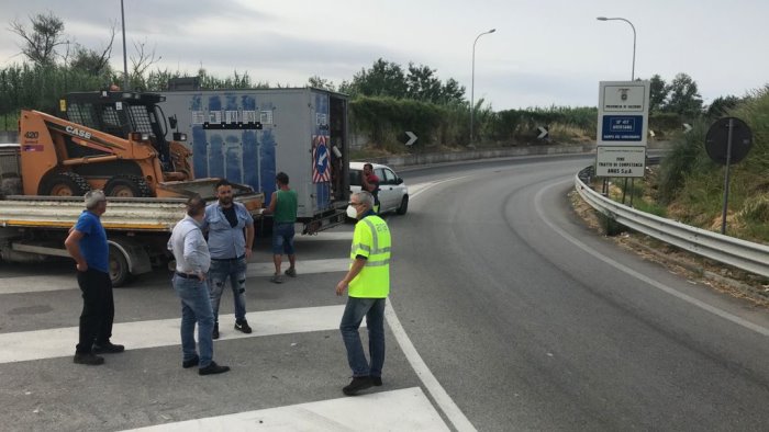 salerno proseguono gli interventi di pulizia agli svincoli della tangenziale