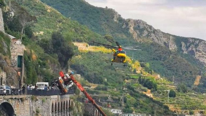 lavori sul costone roccioso la gru si ribalta operaio precipita nel vuoto