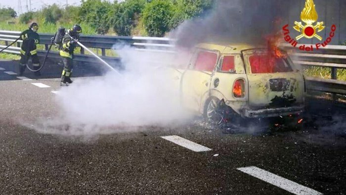 auto in fiamme sull a16 2 squadre dei caschi rossi per domare l incendio