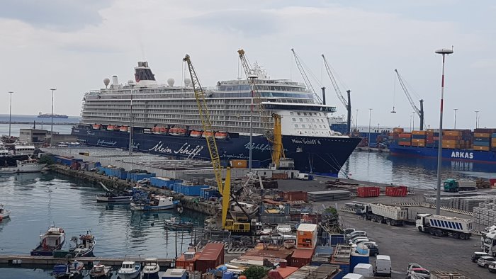 salerno bloccata al porto la prima nave da crociera passeggero infetto a bordo