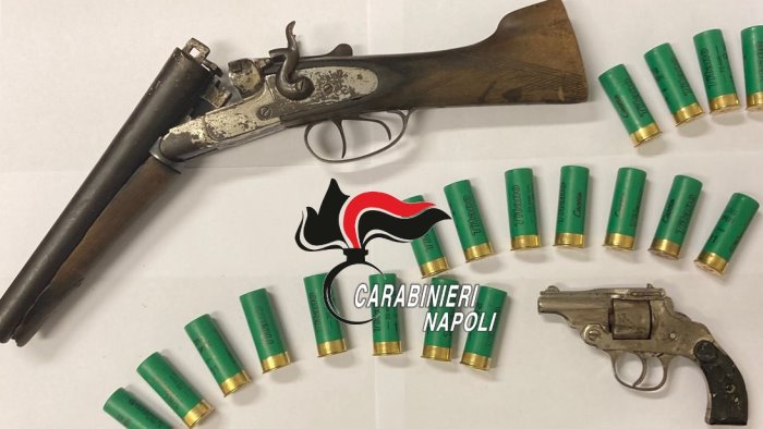 c e un uomo con un fucile correte i carabinieri arrestano un 51enne