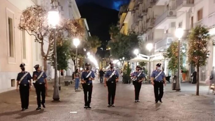 controlli a tappeto nel centro di salerno task force dei carabinieri