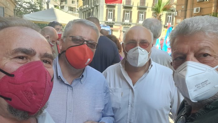 manifestazione dei sindacati davanti alla sede della regione campania