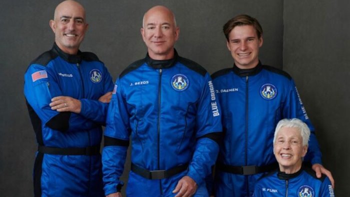 la navicella blue origin compie la sua missione bezos nello spazio