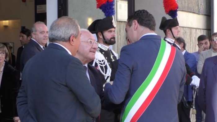 servizi sociali schiaffo a festa e il sindaco attacca de luca