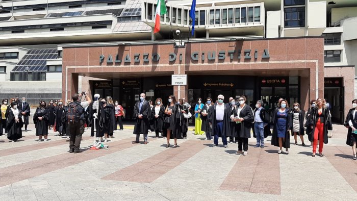 flashmob dei magistrati onorai a napoli per la visita del ministro cartabia