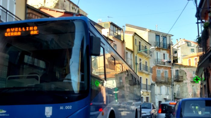 la macchinetta non funziona sul bus e i controllori multano due viaggiatori