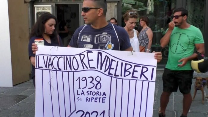 anche a salerno in piazza il popolo del no al green pass vogliamo la liberta