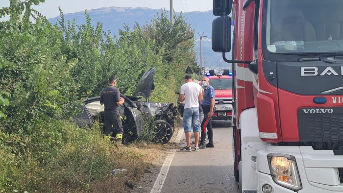 eboli sbanda con l auto e finisce fuori strada un ferito