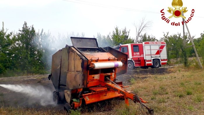 mezzo agricolo in fiamme nessun ferito