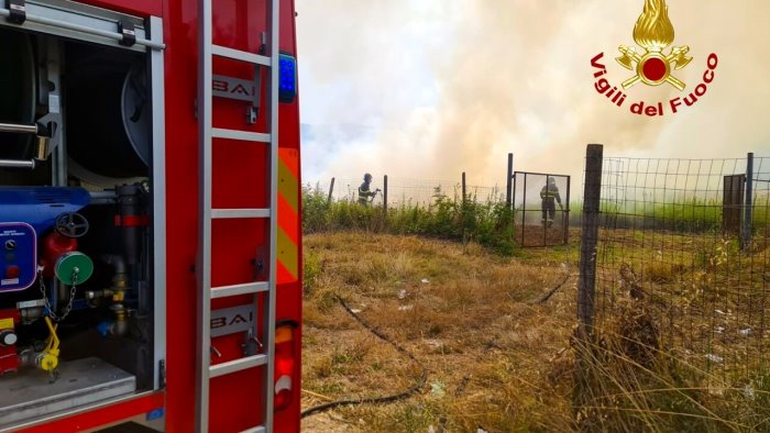 grosso incendio di sterpaglie paura sul raccordo av sa