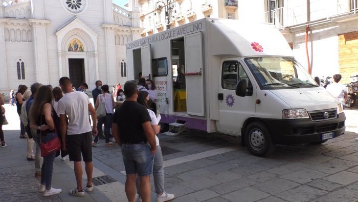 vaccini ieri 6000 dosi e oggi il camper nel cuore della movida