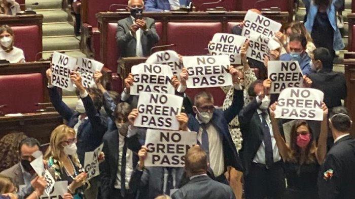 bagarre sul green pass alla camera seduta sospesa dopo protesta fdi