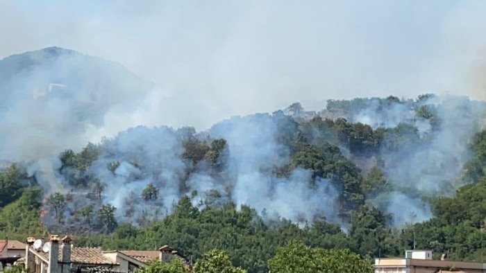 incendio tra pellezzano e coperchia traffico interrotto lungo la sp 27