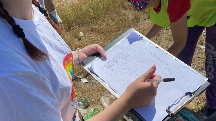 greenpeace e i volontari salernitani ripuliscono la spiaggia di via allende