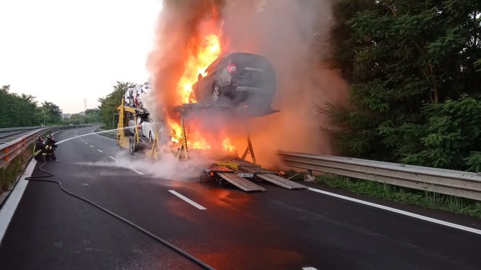 bisarca carica di auto in fiamme danni e raccordo bloccato foto