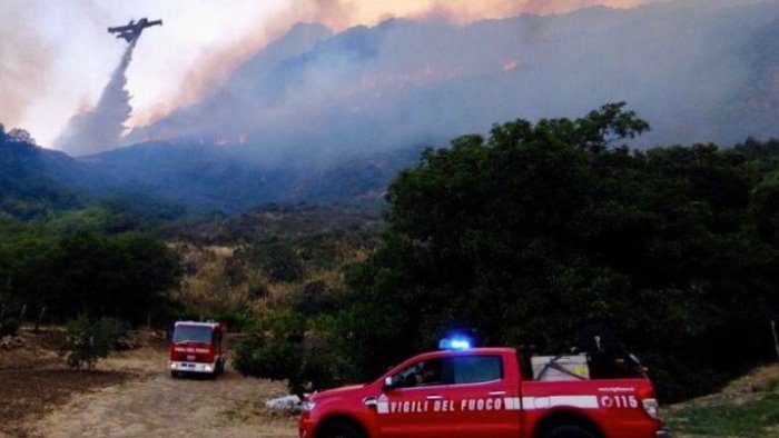 incendi sicilia chiede lo stato di mobilitazione protezione civile al governo