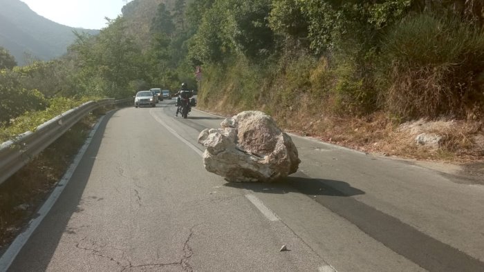 grosso masso si stacca dal costone e finisce al centro della carreggiata