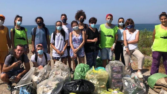 pulizia in spiaggia a salerno raccolti oltre 135 chili di rifiuti