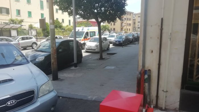 si accascia all improvviso sul marciapiedi paura per un anziana