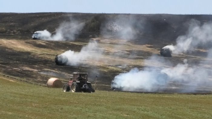 balle di fieno in fiamme ad ariano trattori in azione per evitare il peggio