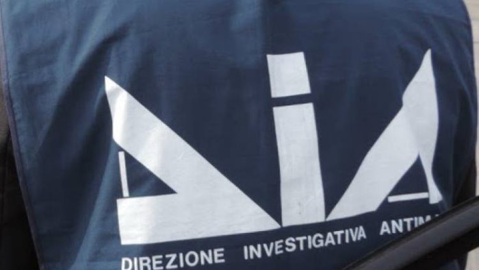 violenti pestaggi agli imprenditori per costringerli a versare il pizzo al clan