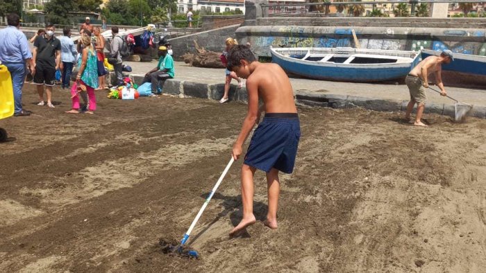 i bambini di mappatella beach ripuliscono la spiaggia