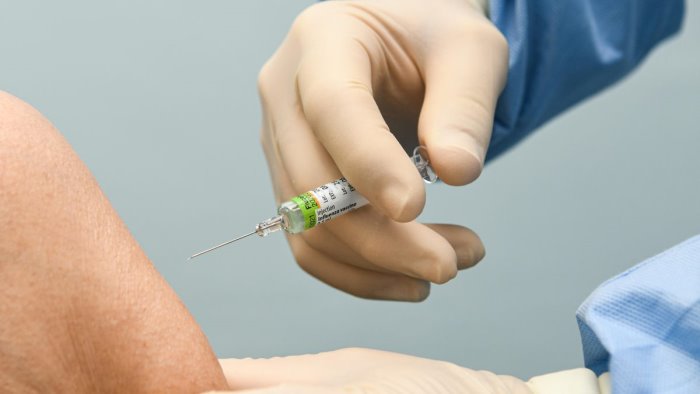 vaccini anti covid 18 reazioni gravi ogni 100 mila dosi