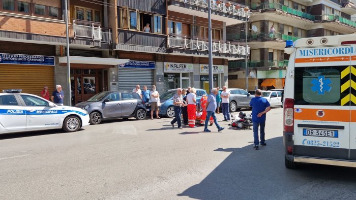 avellino incidente in via circumvallazione centauro finisce in ospedale