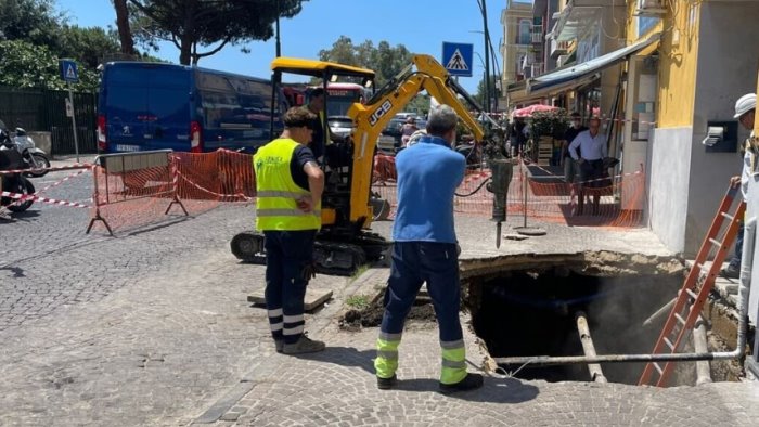 napoli si apre voragine in via posillipo tre persone ferite